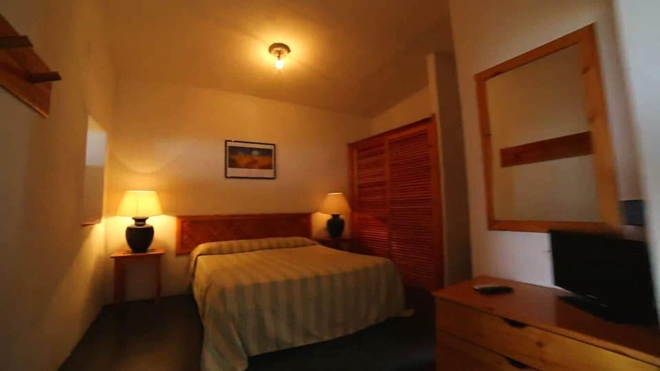 Triple Room | Minibar, bed sheets