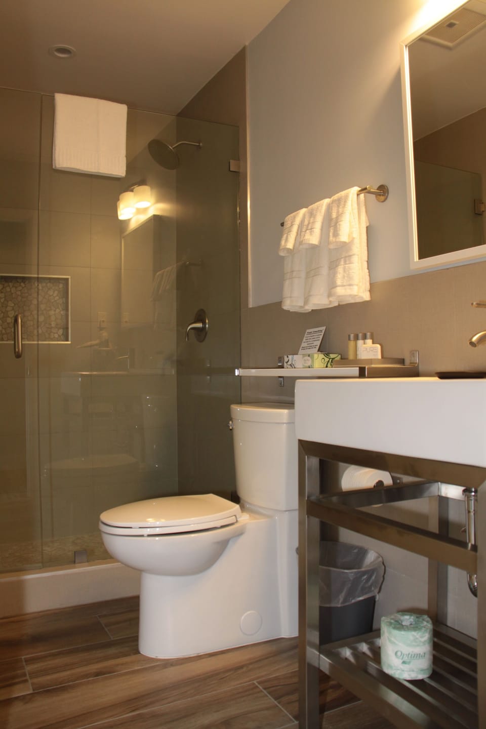 Classic Room, Non Smoking | Bathroom amenities | Shower, free toiletries, towels