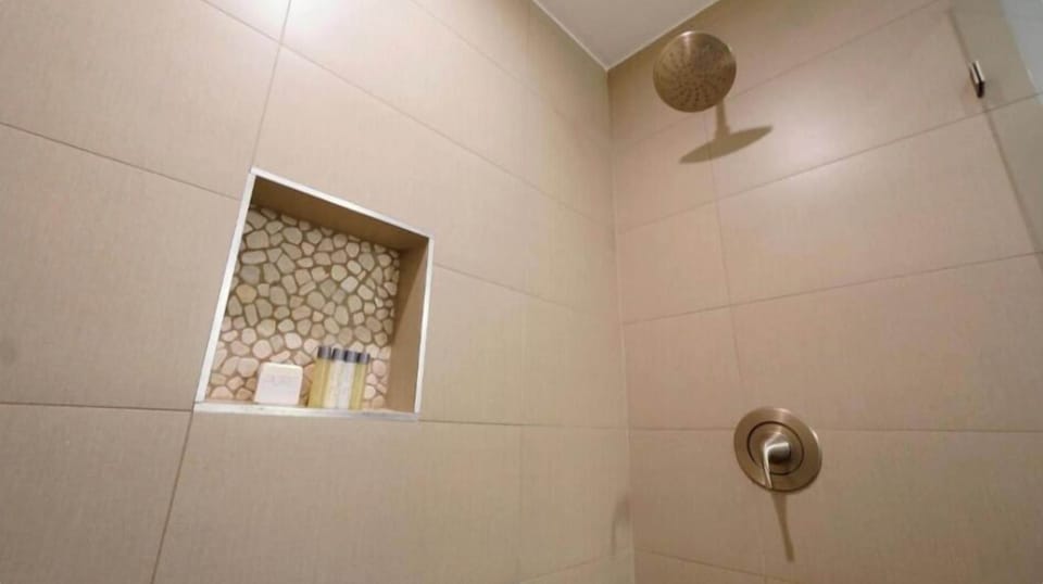 Shower, rainfall showerhead, free toiletries, hair dryer