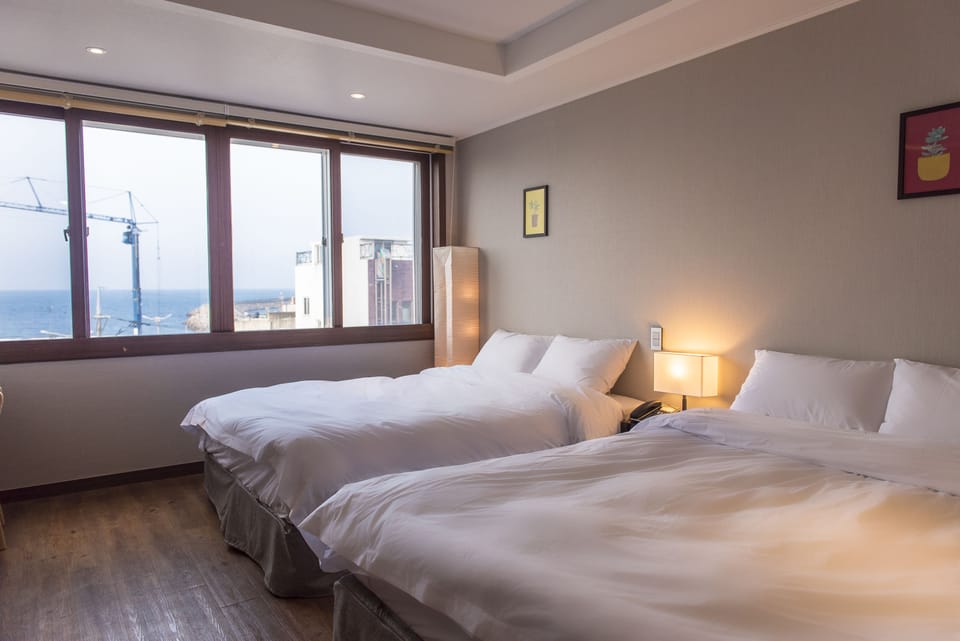 Deluxe Twin Room | Desk, free WiFi