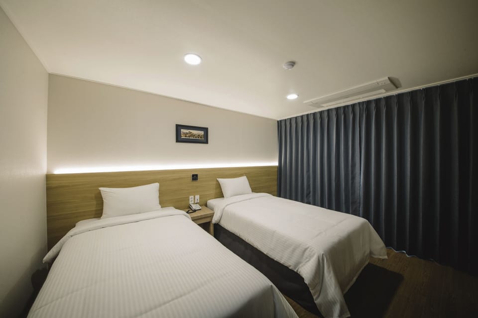 Blackout drapes, soundproofing, free WiFi