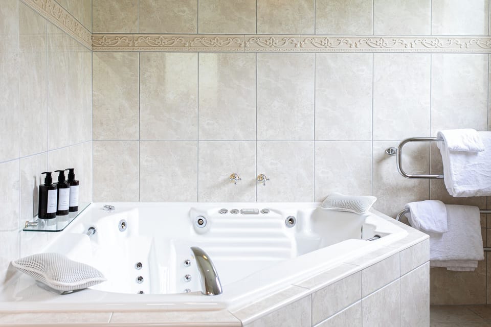 Luxury Double Room, 1 King Bed, Jetted Tub, Partial Lake View | Bathroom | Designer toiletries, hair dryer, bathrobes, slippers