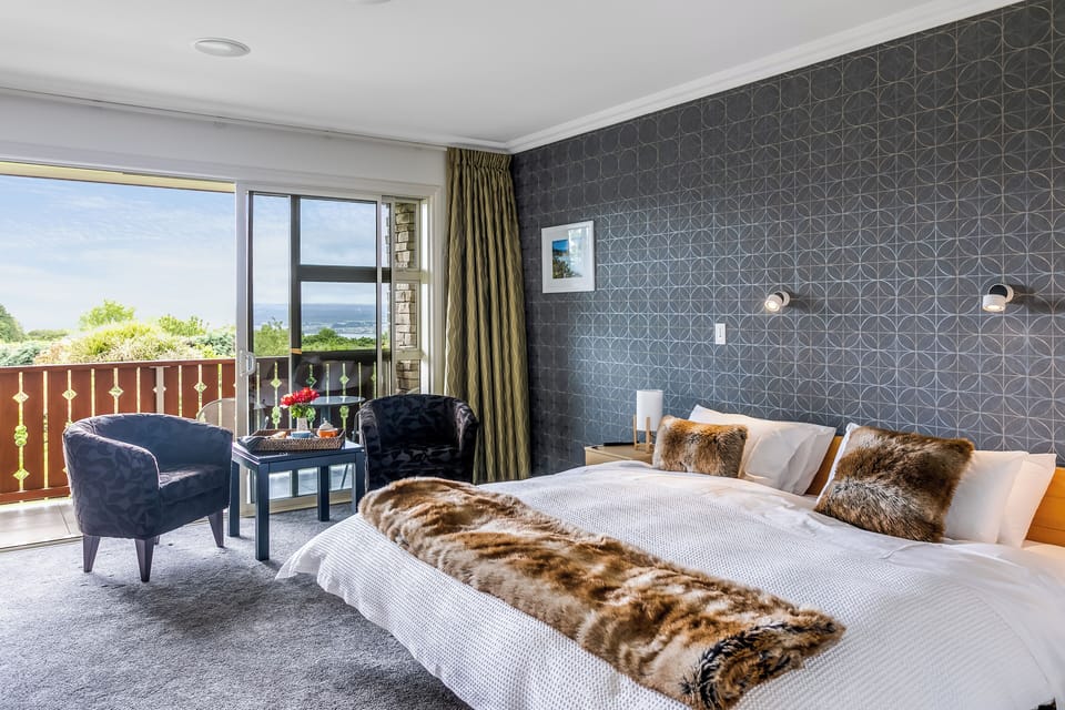 Luxury Suite, 1 King Bed, Private Bathroom, Partial Lake View | Egyptian cotton sheets, premium bedding, down comforters, pillowtop beds