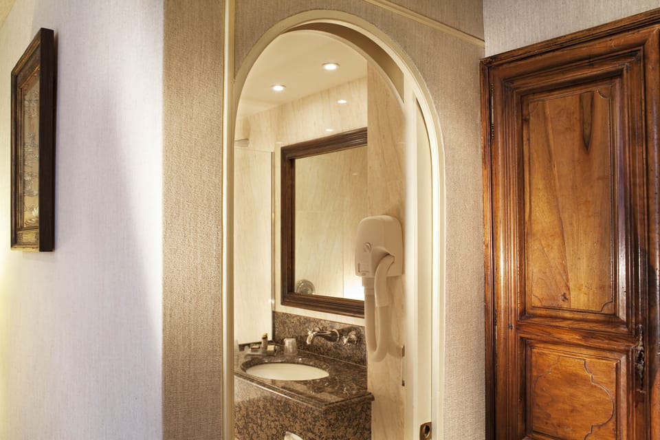 Combined shower/tub, free toiletries, hair dryer, towels