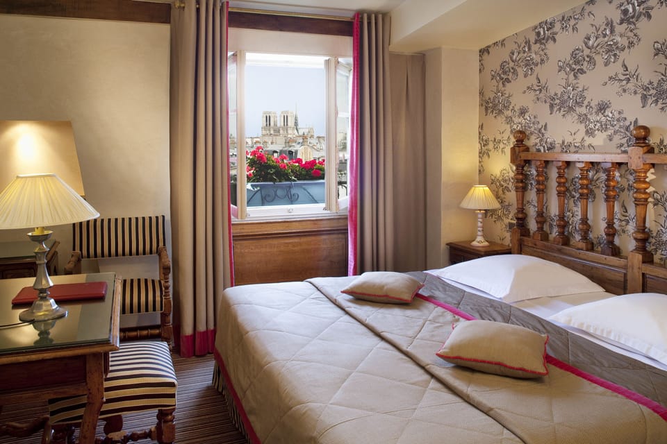 Twin Room | Minibar, in-room safe, desk, soundproofing