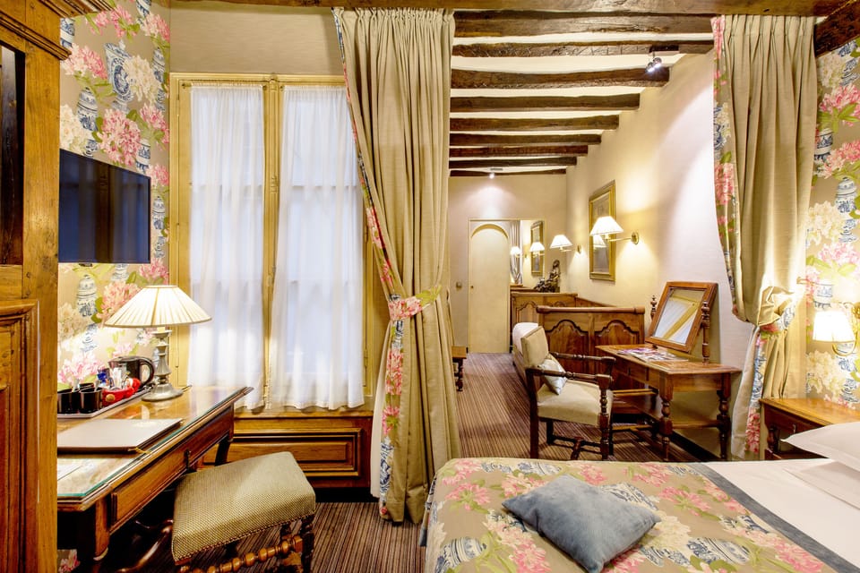 Chambre Triple | Minibar, in-room safe, desk, soundproofing