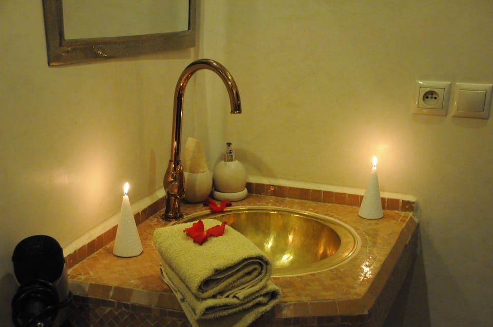 Superior Double Room, 1 Double or 2 Twin Beds, Non Smoking, Private Bathroom | Bathroom sink