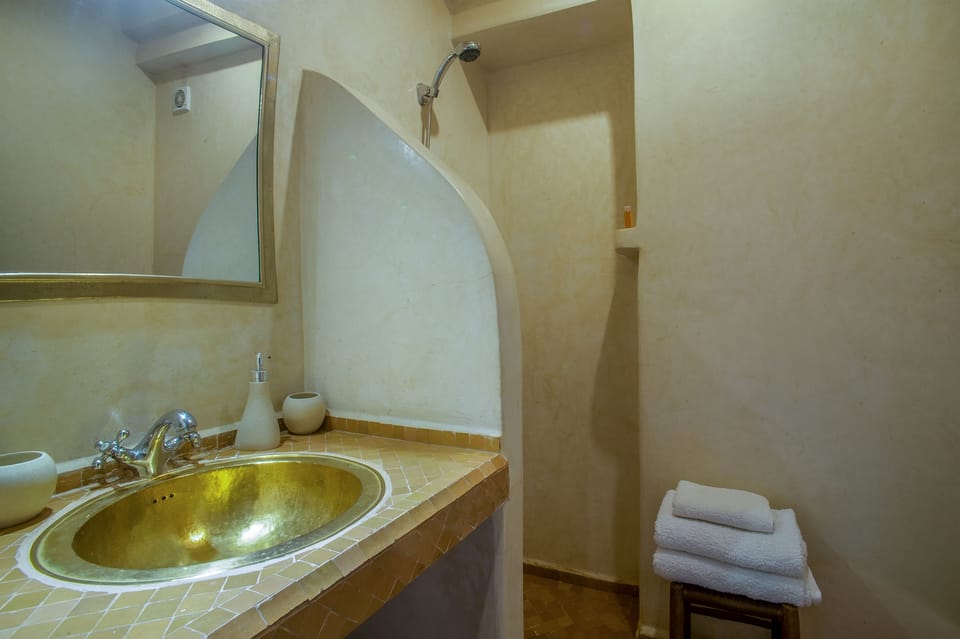 Standard Double or Twin Room, 1 Double or 2 Twin Beds, Non Smoking, Private Bathroom | Bathroom | Shower, free toiletries, hair dryer, towels