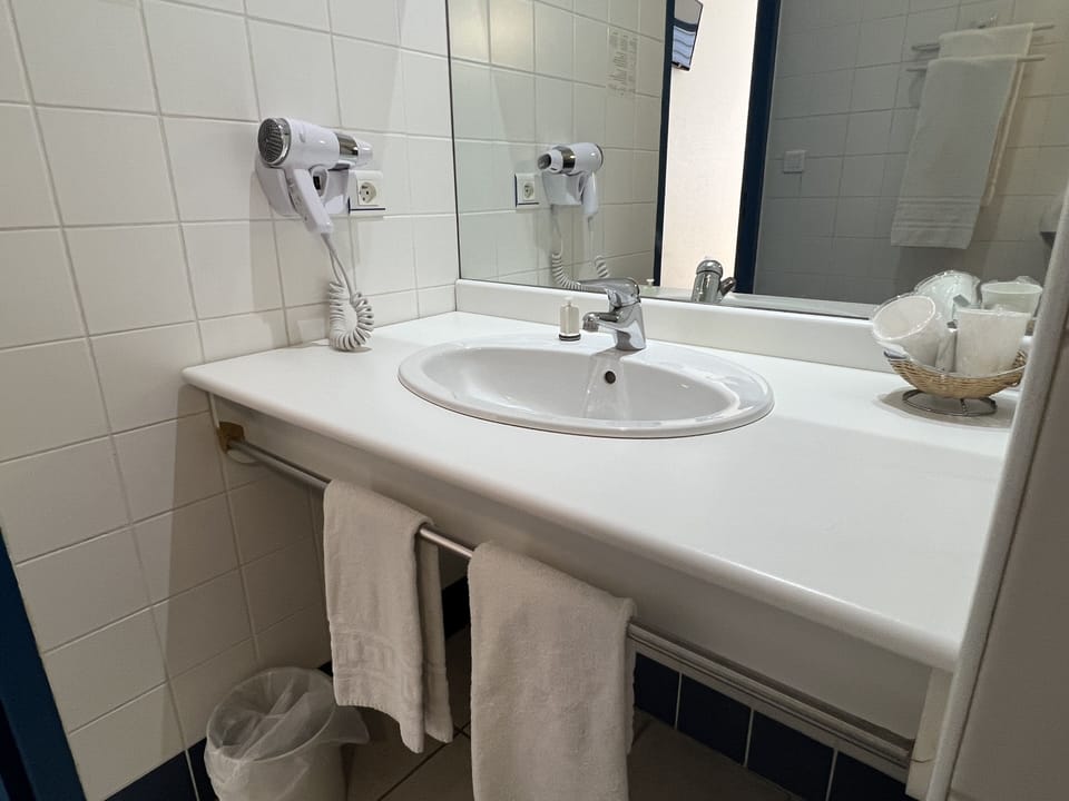Double Room | Bathroom | Shower, free toiletries, hair dryer, towels