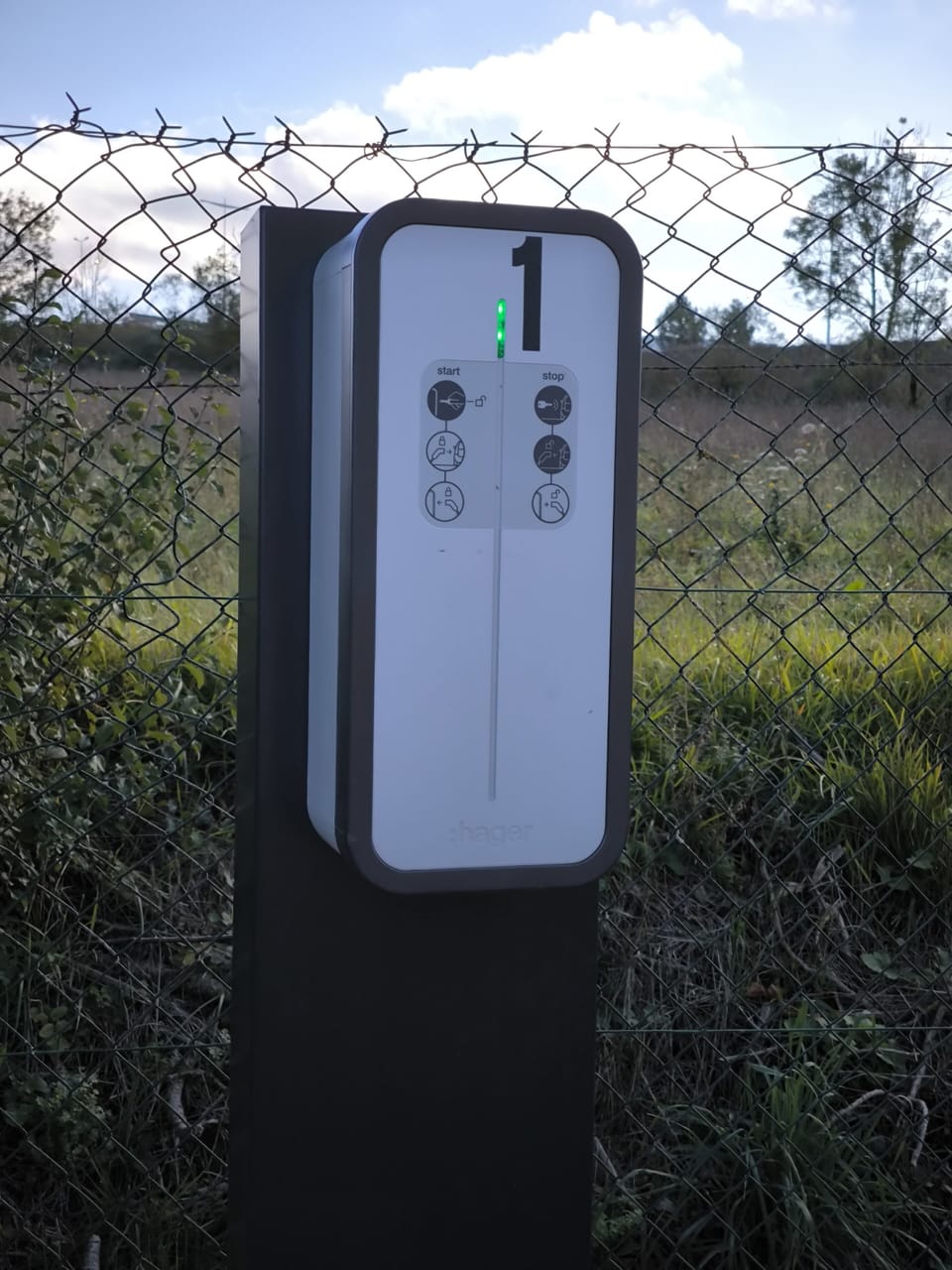 Electric vehicle charging station