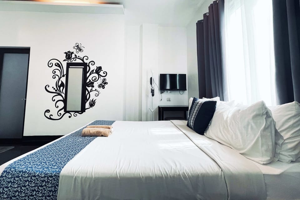 Standard Queen Room | Desk, laptop workspace, soundproofing, iron/ironing board (on request)