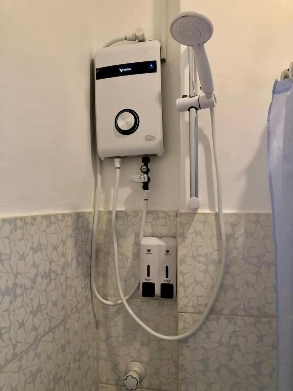 Standard Triple Room, Partial Sea View | Bathroom | Shower, free toiletries, hair dryer, bidet