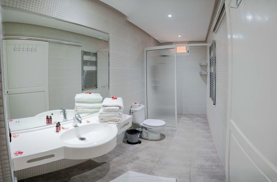 Senior Suite | Bathroom | Shower, rainfall showerhead, free toiletries, slippers