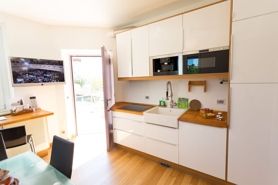 Full-size fridge, microwave, stovetop, dishwasher