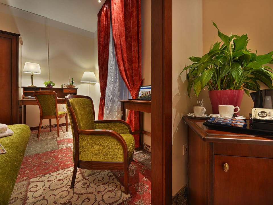 Junior Suite | In-room safe, desk, free cribs/infant beds, free WiFi