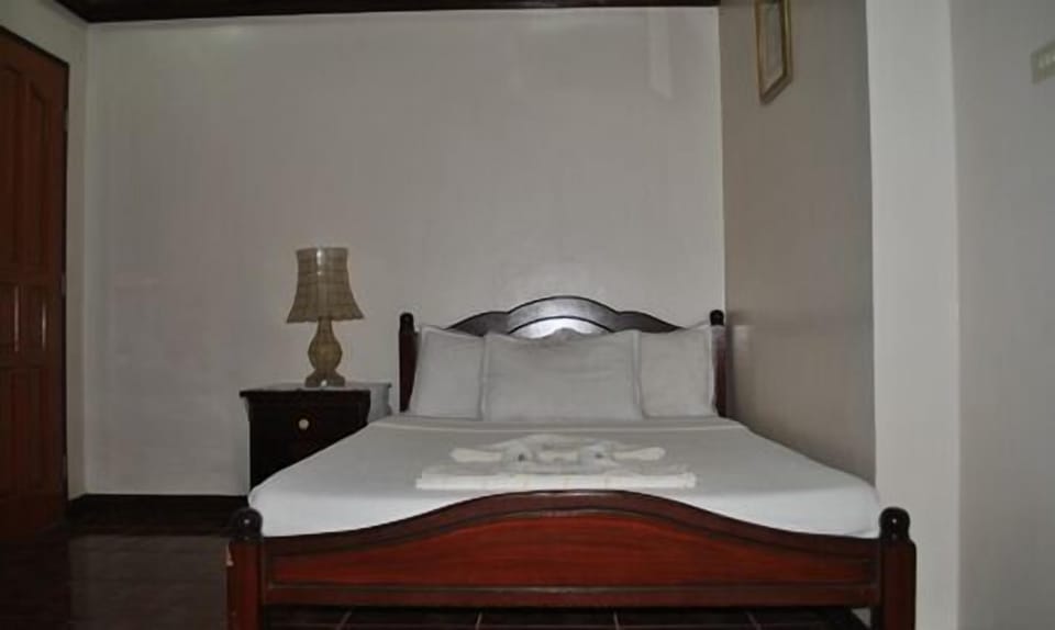 Standard Room | Desk, bed sheets