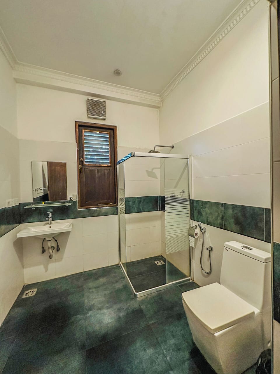Shower, free toiletries, bidet
