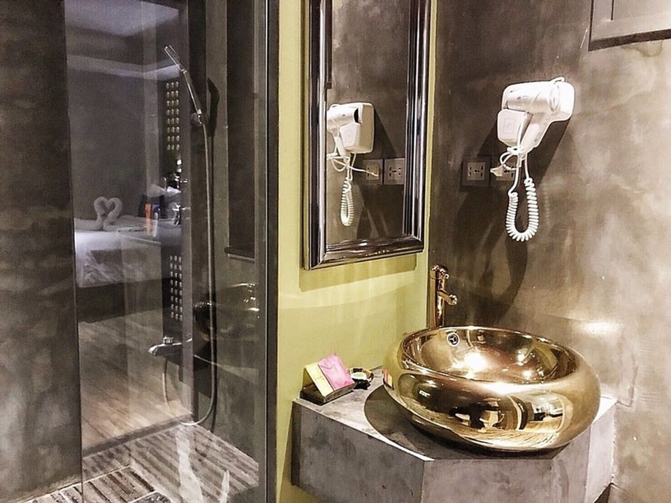 Grand Double Room | Bathroom | Shower, free toiletries, towels