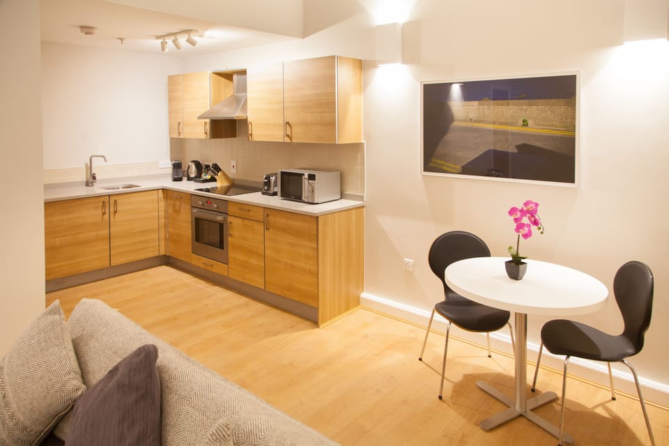 Full-size fridge, microwave, oven, stovetop