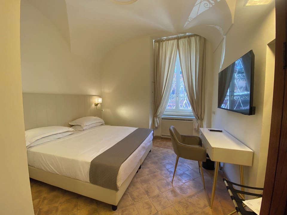 Classic Room | Desk, laptop workspace, blackout drapes, free WiFi