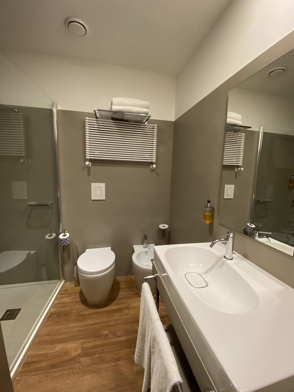 Shower, rainfall showerhead, free toiletries, hair dryer