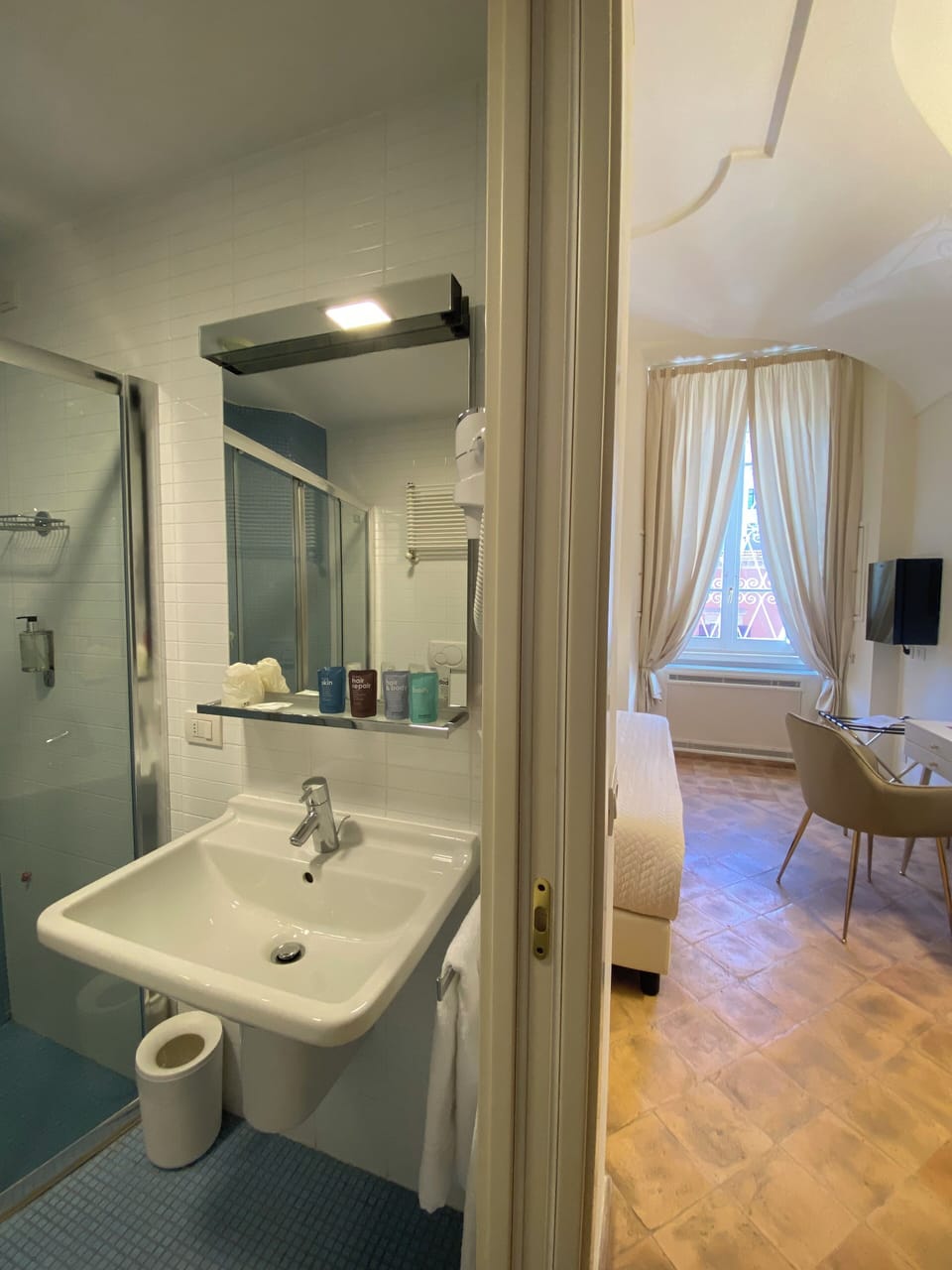 Classic Room | Bathroom | Shower, rainfall showerhead, free toiletries, hair dryer