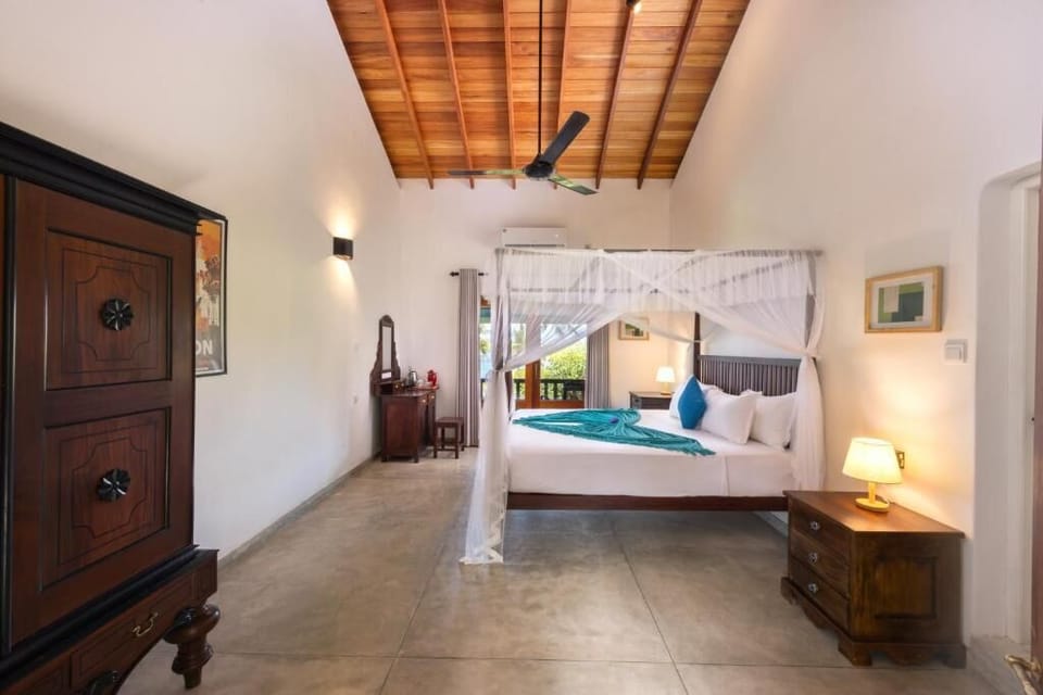 In-room safe, laptop workspace, iron/ironing board, free WiFi