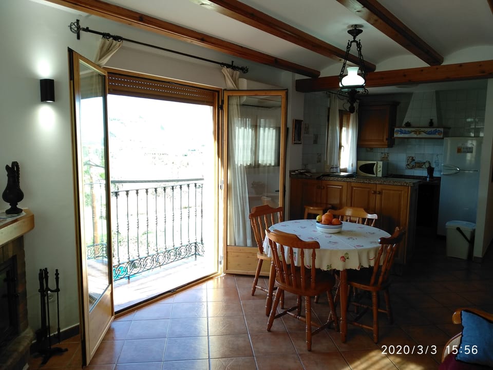 Comfort Apartment, 2 Bedrooms, Kitchen | Private kitchen | Full-size fridge, microwave, oven, stovetop