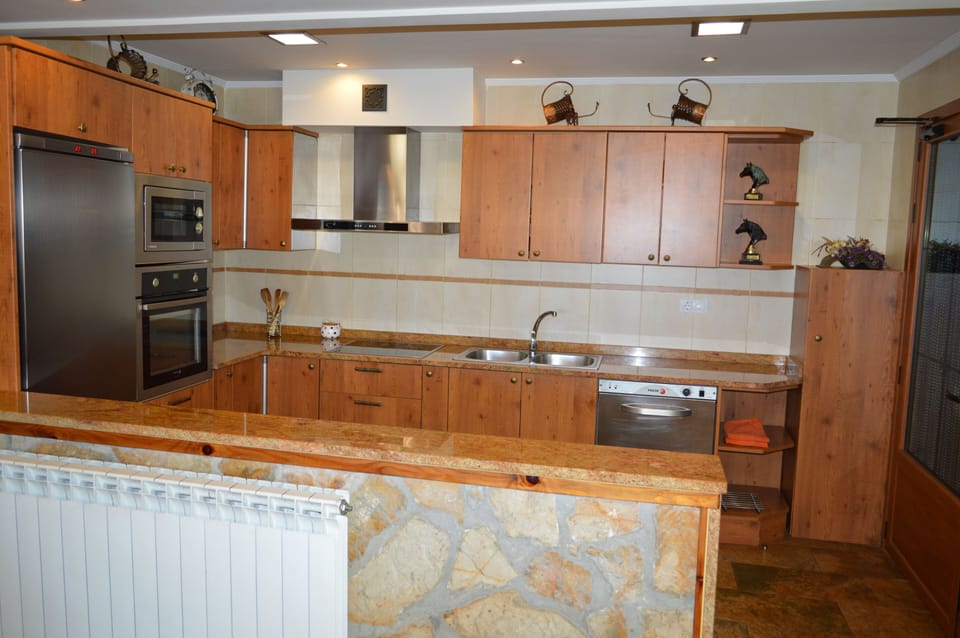 Cottage, 6 Bedrooms | Shared kitchen | Full-size fridge, microwave, oven, stovetop