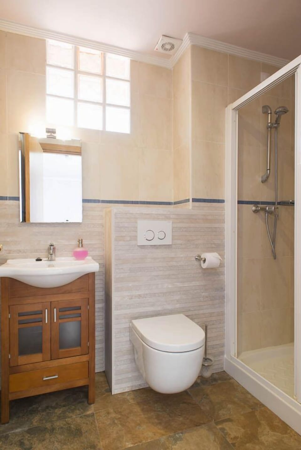Standard Double Room, 1 Double Bed | Bathroom | Free toiletries, towels