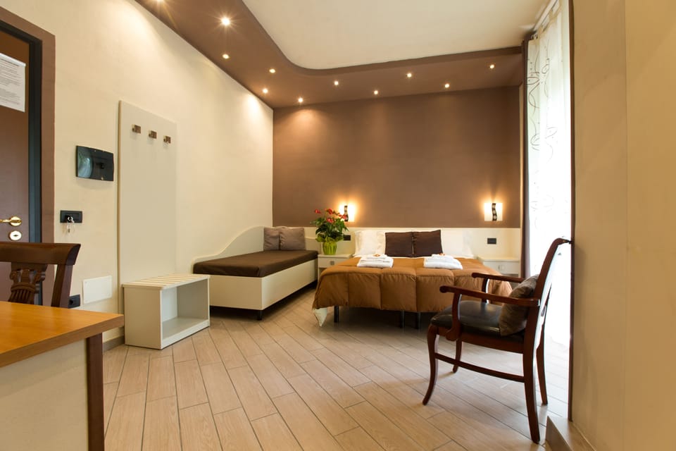 Triple Room | In-room safe, desk, soundproofing, free WiFi