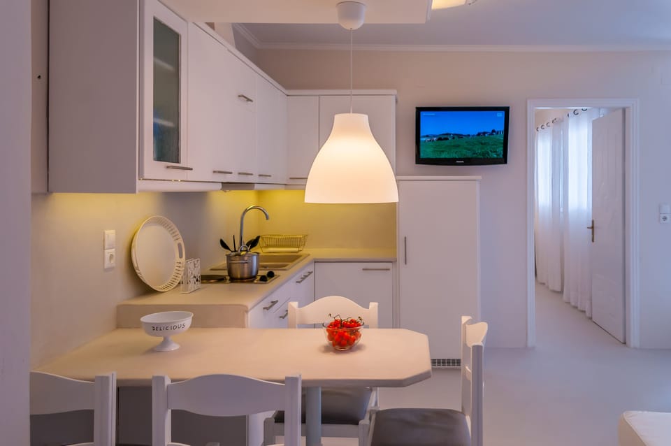 Superior Suite | Private kitchenette | Fridge, stovetop, coffee/tea maker, electric kettle