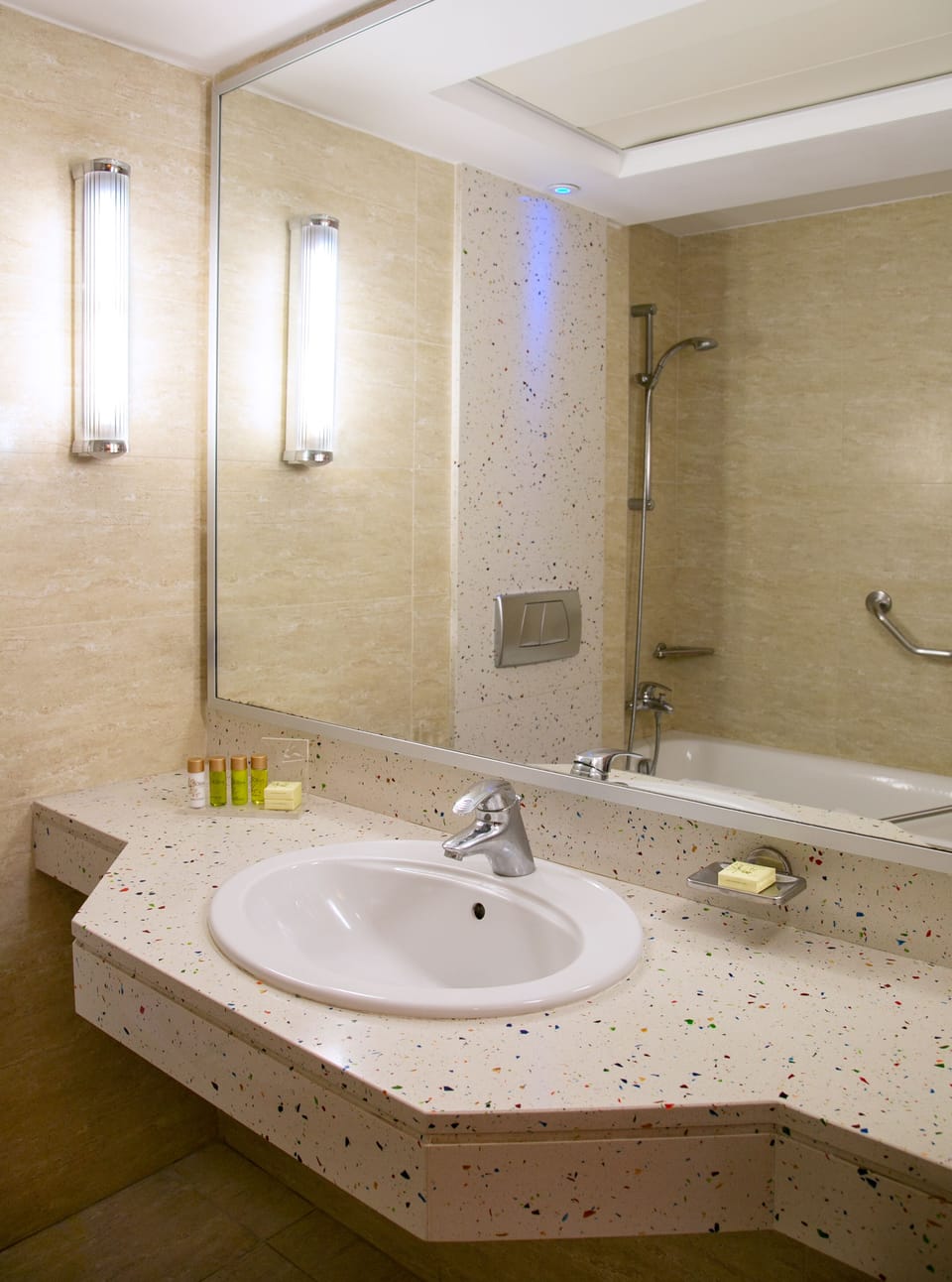 Junior Suite Sea View | Bathroom | Bathtub, deep soaking tub, free toiletries, hair dryer