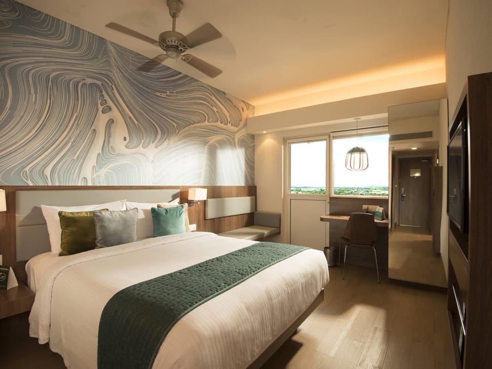 Room, 1 Queen Bed, Balcony (Modern Pool) | Frette Italian sheets, premium bedding, memory foam beds, minibar