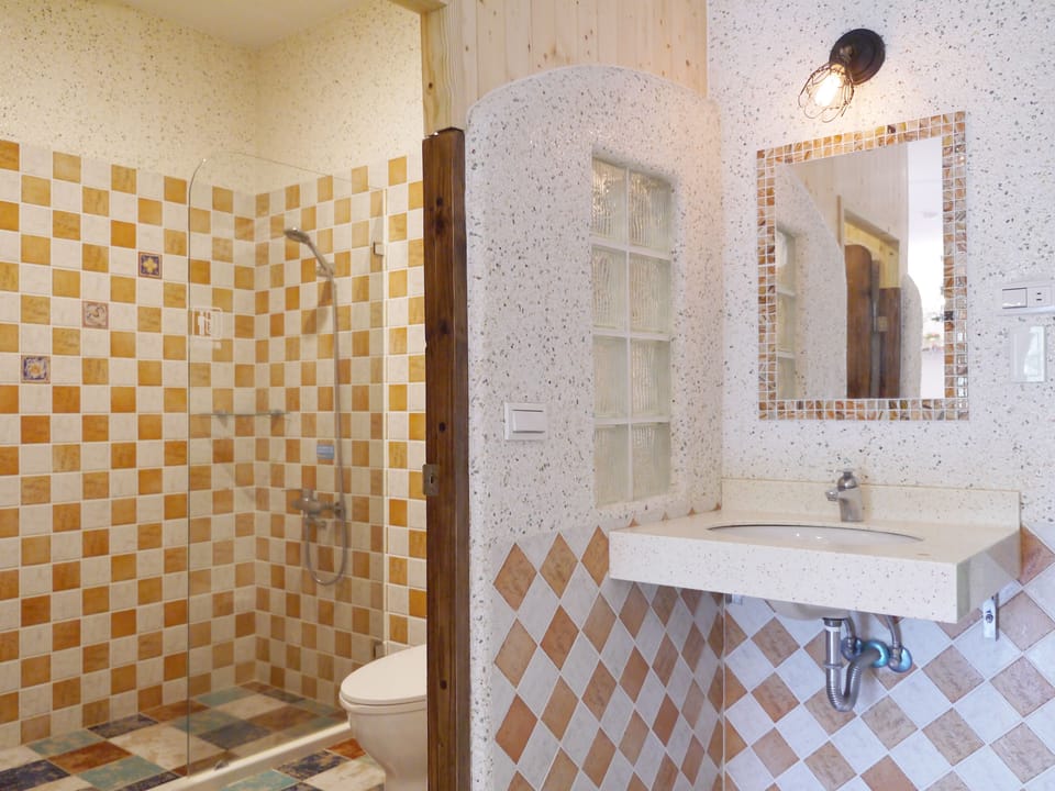 Club Quadruple Room | Bathroom | Free toiletries, hair dryer, slippers, towels