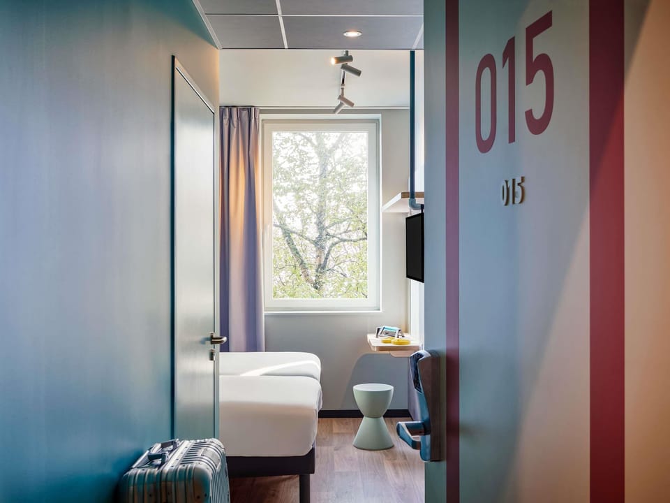 Double Room | Select Comfort beds, desk, soundproofing, iron/ironing board