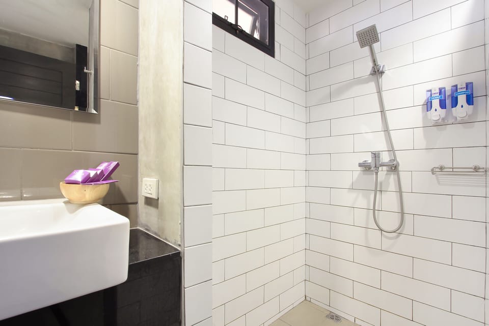 Shower, free toiletries, hair dryer, towels