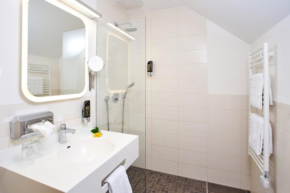 Shower, free toiletries, towels