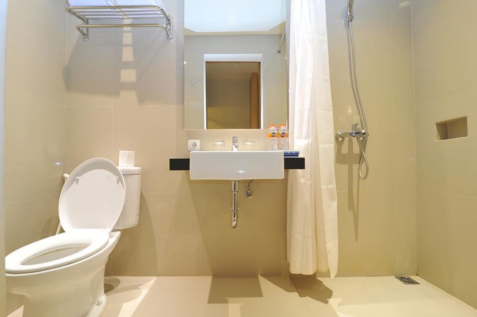 Superior Double or Twin Room | Bathroom | Shower, free toiletries, towels