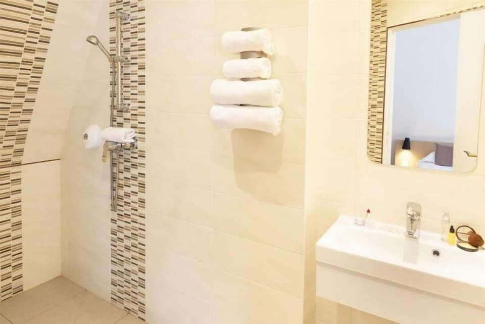 Superior Double Room | Desk, soundproofing, iron/ironing board, free WiFi