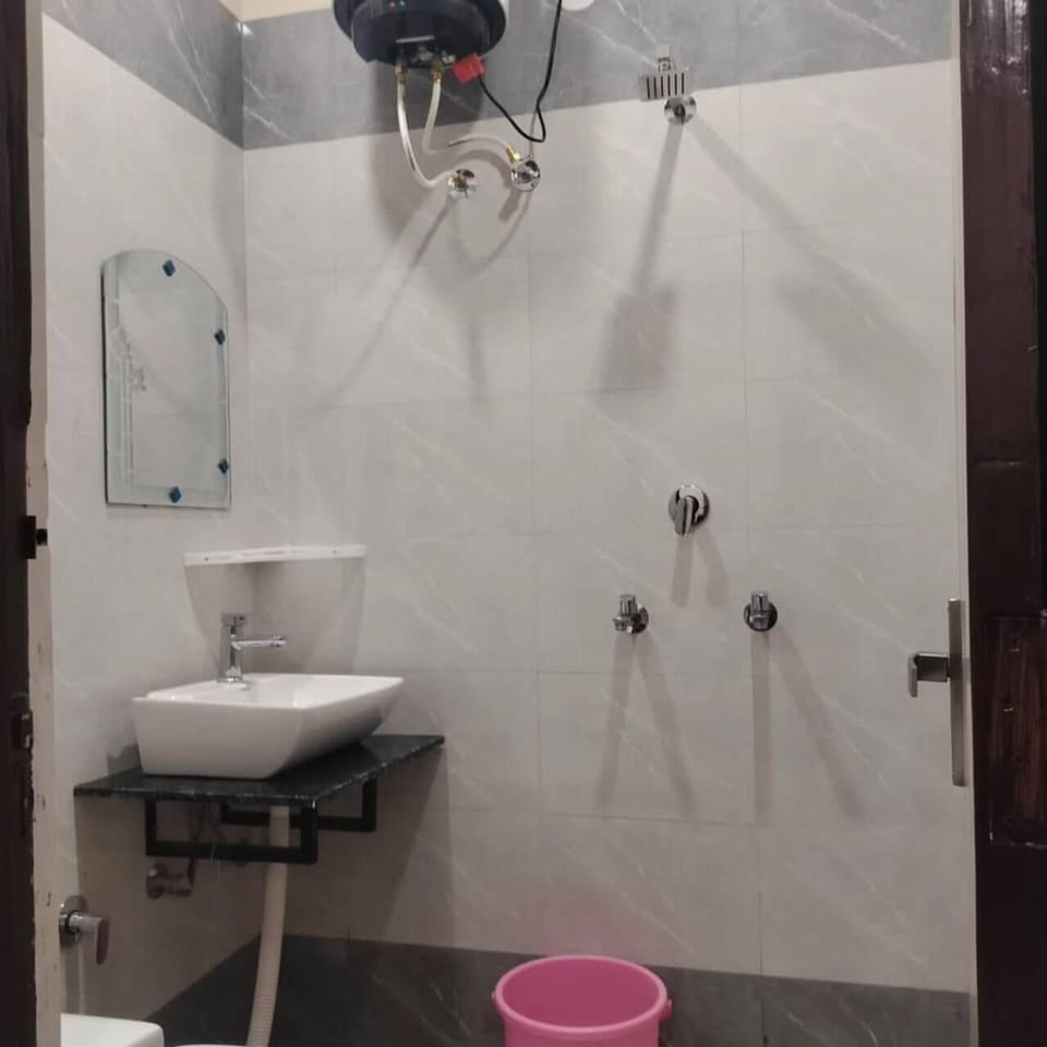 Deluxe Room | Bathroom | Shower, free toiletries, soap