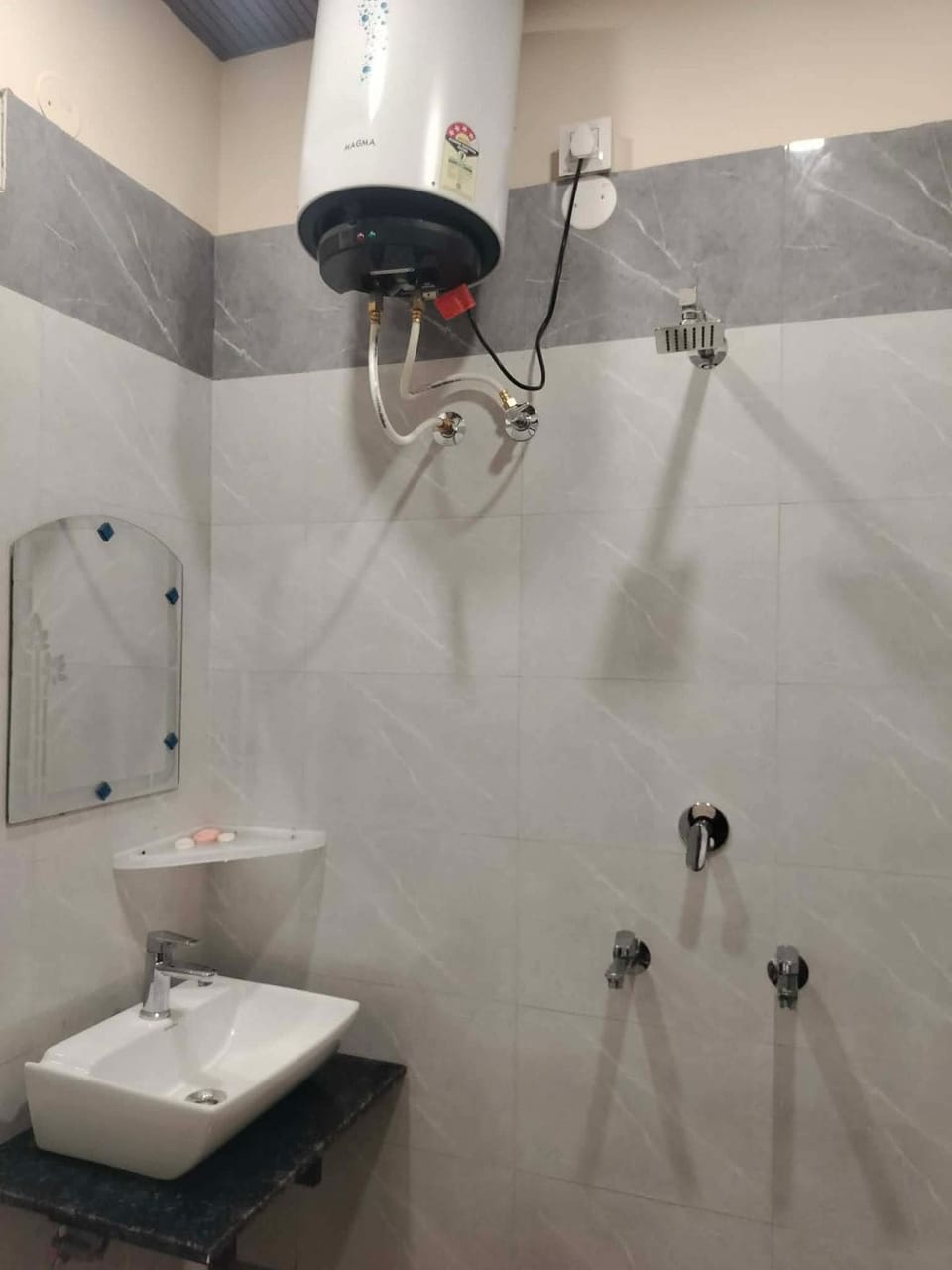 Deluxe Room | Bathroom | Shower, free toiletries, soap
