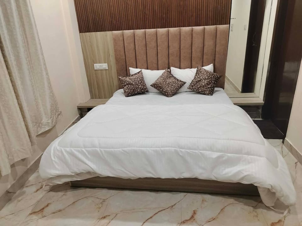 Deluxe Room | Rollaway beds, free WiFi, bed sheets
