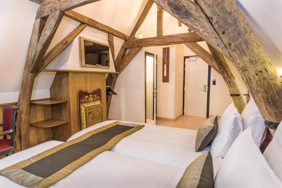 Romantic Twin Room | Desk, iron/ironing board, free cribs/infant beds, free WiFi
