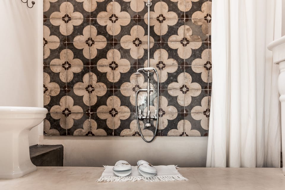 Suite | Bathroom | Free toiletries, hair dryer, bathrobes, slippers
