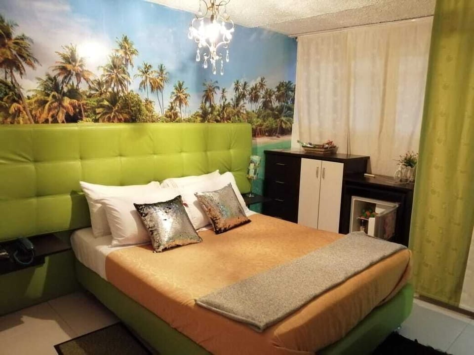 In-room safe, WiFi (free)