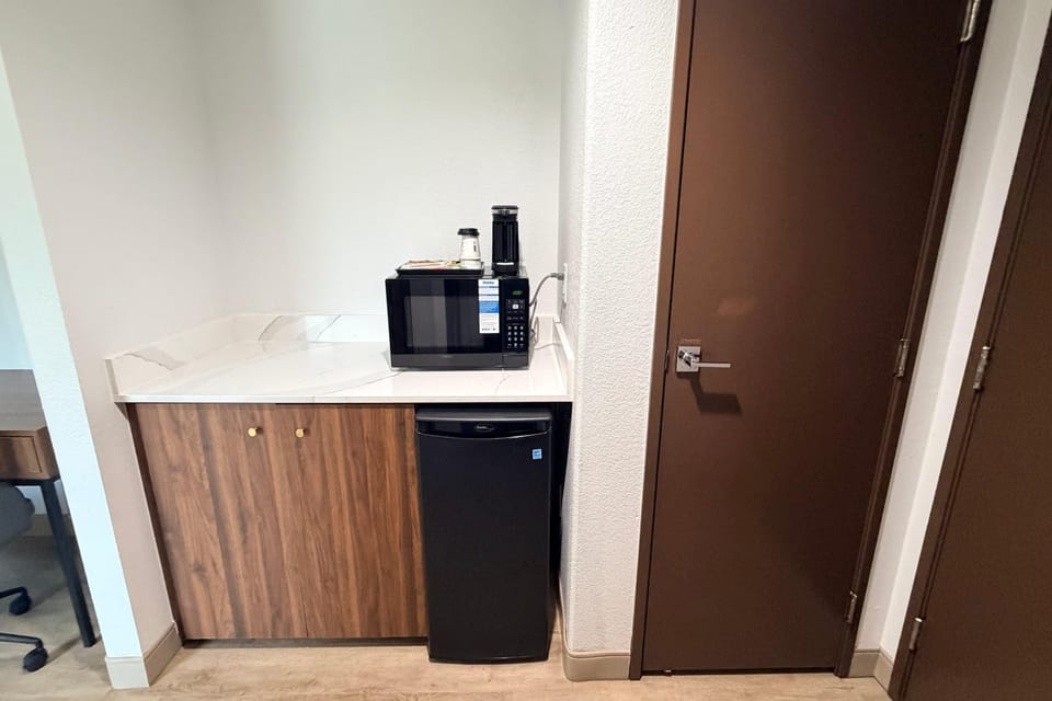 Suite, 1 Bedroom, Non Smoking (1 King Bed) | In-room safe, desk, iron/ironing board, WiFi (free)