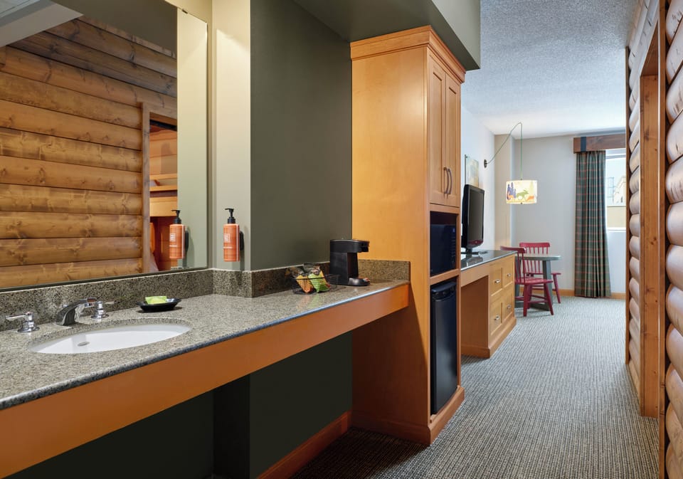 Suite (Queen Cabin Suite (Water Park Incl)) | Iron/ironing board, free internet, bed sheets