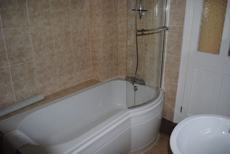 Standard Double Room, Bathtub | Bathroom | Free toiletries, hair dryer, towels