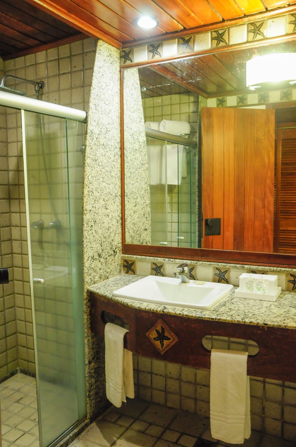 Classic Room | Bathroom | Shower, free toiletries, hair dryer, towels
